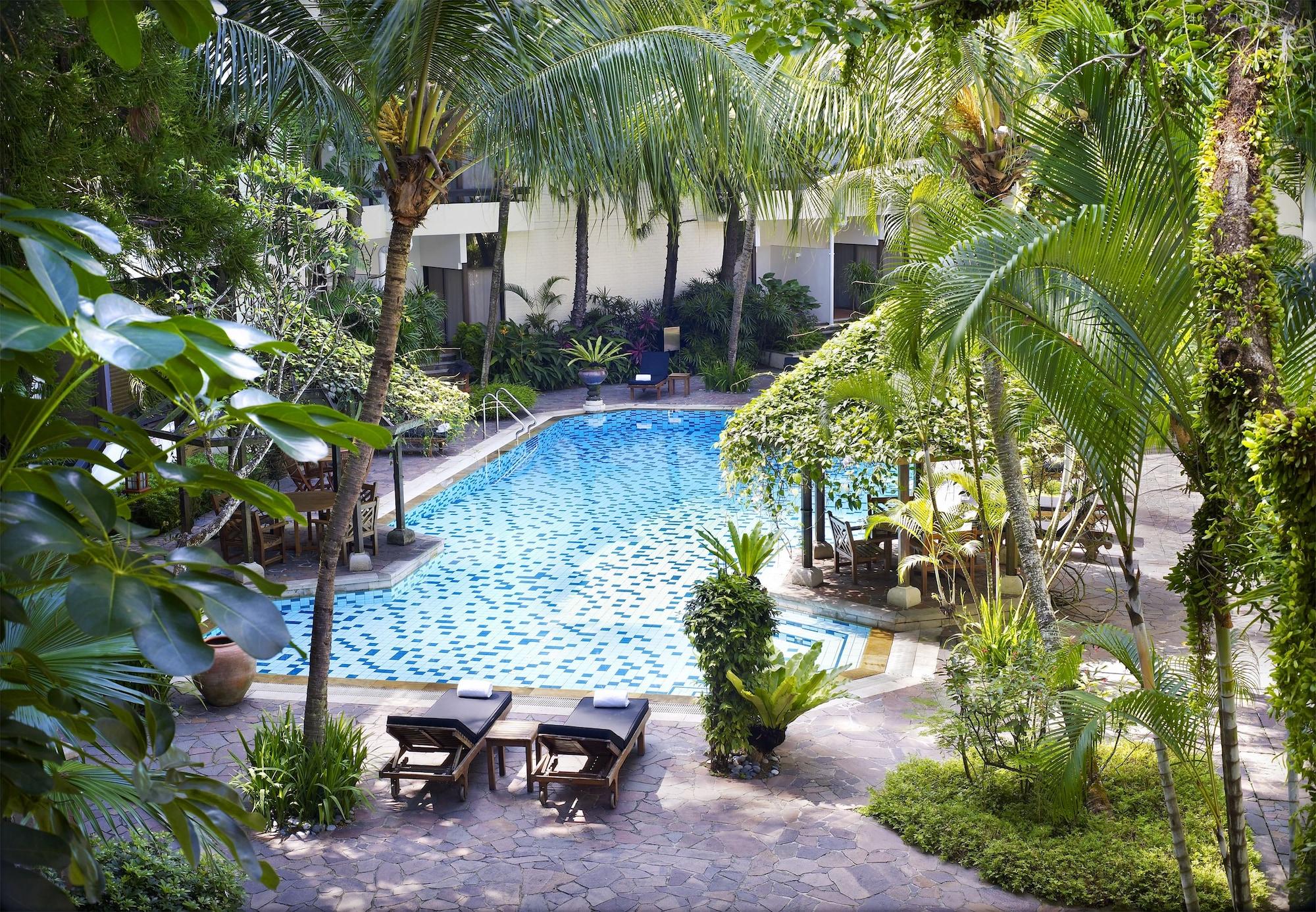 Goodwood Park Hotel Singapura Exterior foto The swimming pool at the hotel