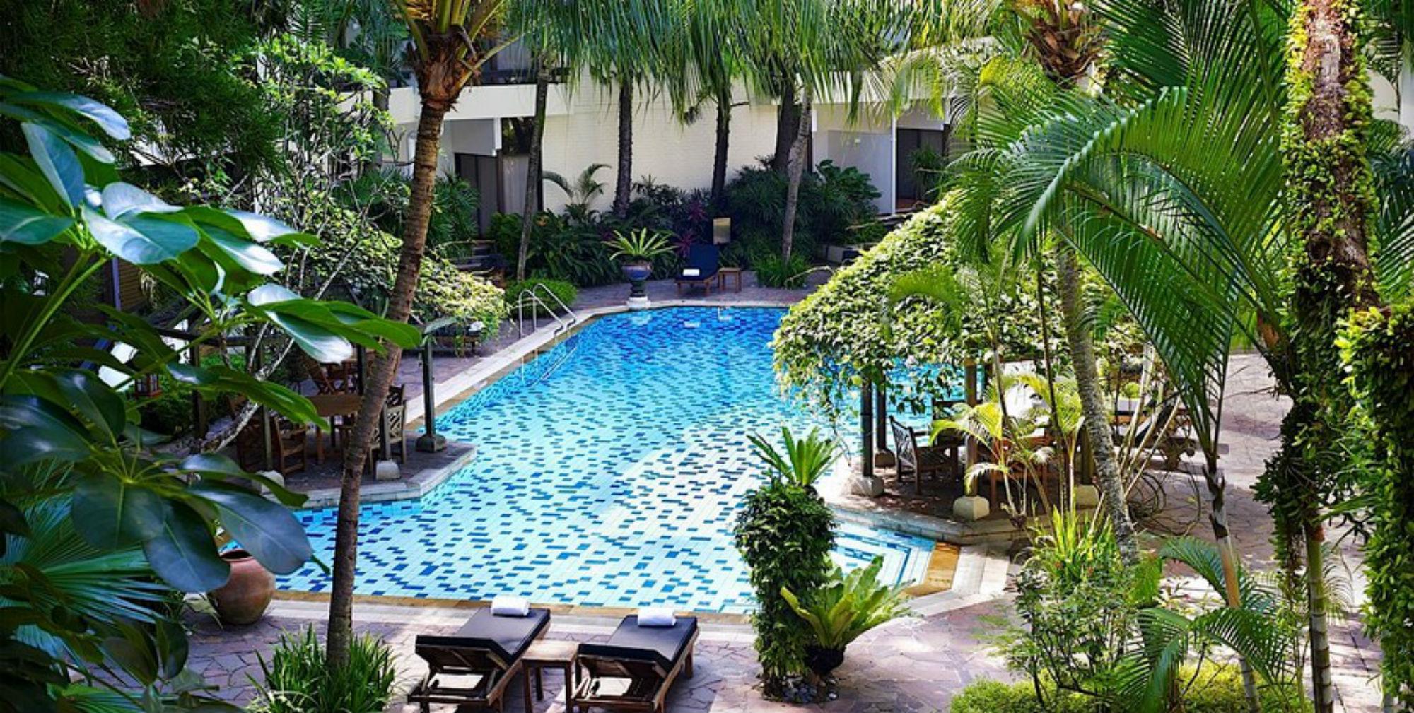 Goodwood Park Hotel Singapura Exterior foto The swimming pool at the hotel